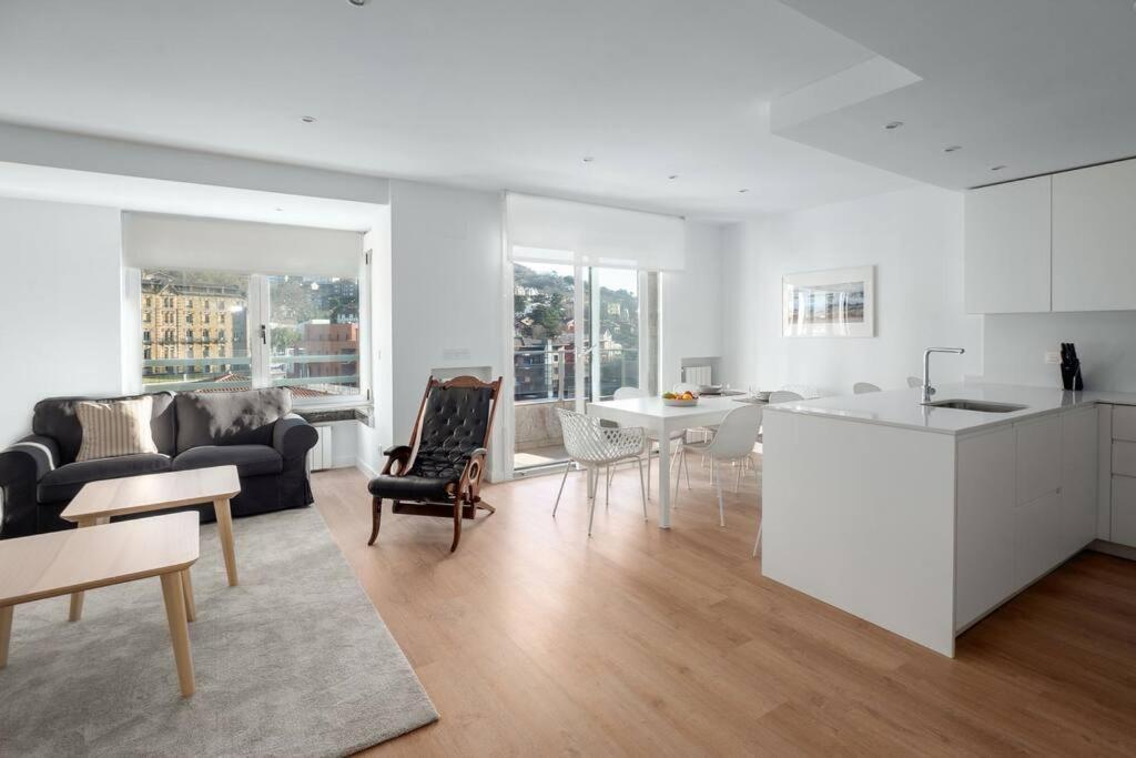 Bright With A/c, Parking Optional Apartment