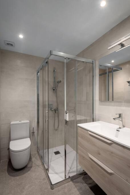 Apartment Bright With A/c, Parking Optional *