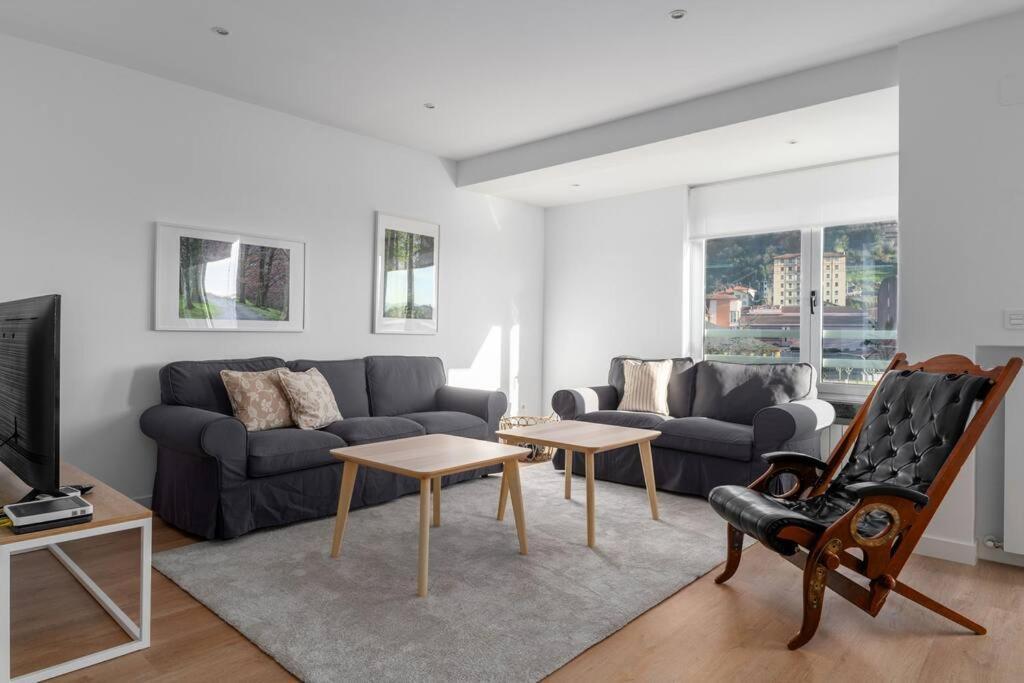 Bright With A/c, Parking Optional Apartment