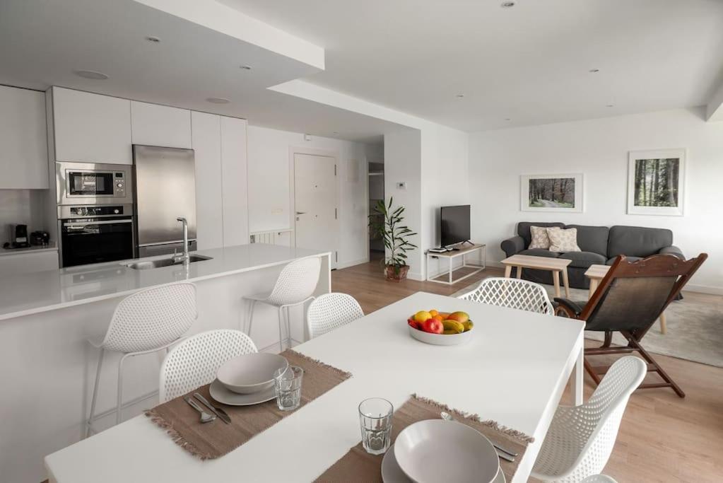 Bright With A/c, Parking Optional Apartment